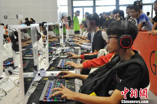 首届中国—东盟博览会动漫游戏展现场进行的电子游戏竞技比赛。　钟建珊 摄